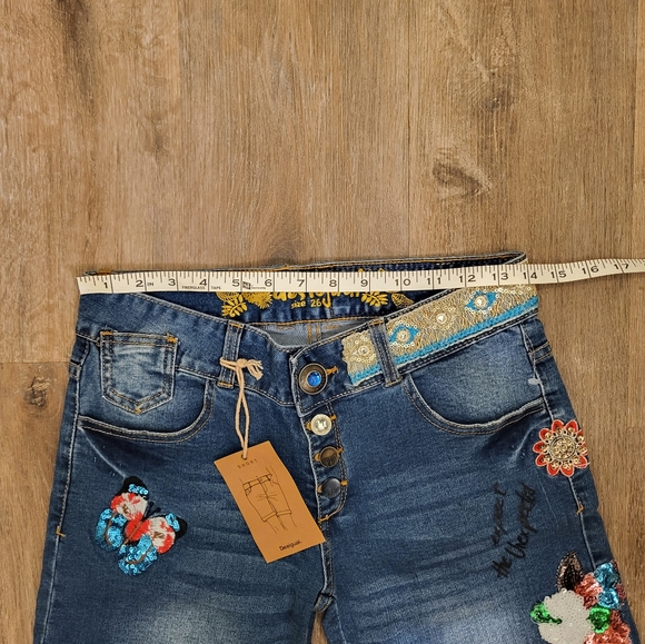 Desigual Magalie  Denim Shorts With sequins and embroidery Size 28 US - Picture 14 of 16